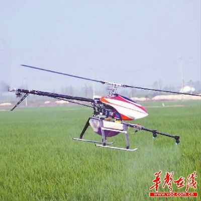 岳阳市屈原管理区“全国种粮大户”阳岳球新购的无人驾驶植保机,在做飞行及生物农药喷洒测试。