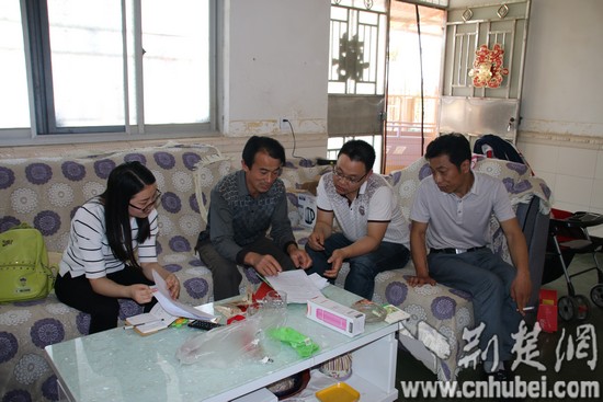 张家良接受记者采访