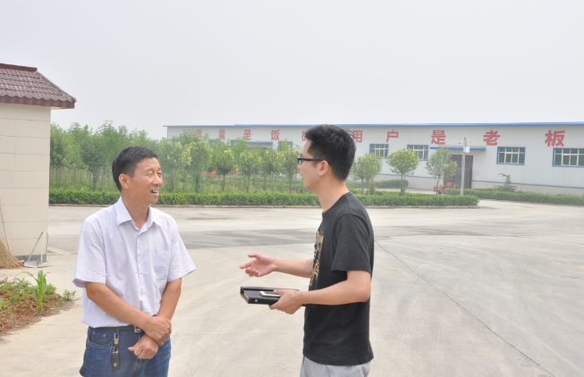 柳江生态牧业李金海(左)接受记者采访