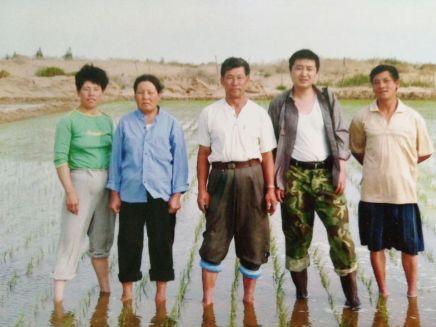 08年,此时的农活主要拼体力,2010年以后才逐步实现机械化。图片中为毕力格。