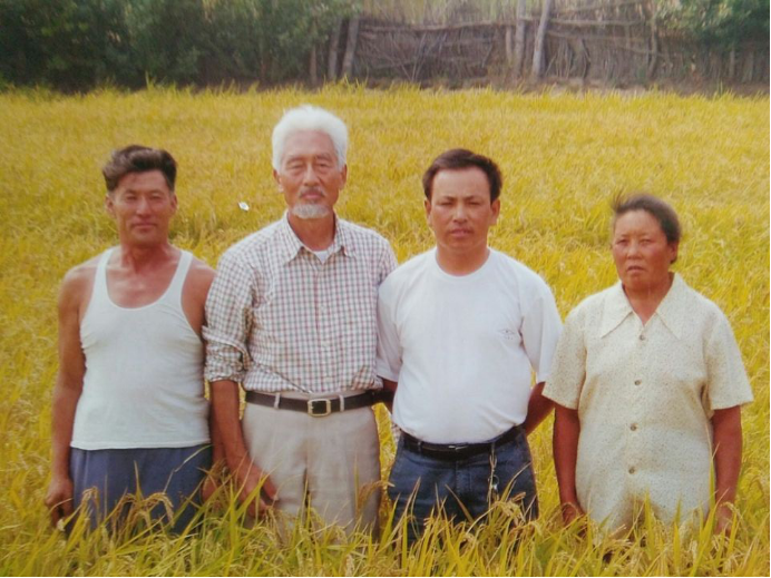 毕力格与日本友人。左一为毕力格老人;左二为前来请教沙稻技术的日本人;左三为翻译;左四为毕力格老伴。
