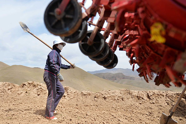 4��26�գ�����ʡ������ͨԶ��һ��ũ��Ӹ�Ĥ�㲥�����߹���