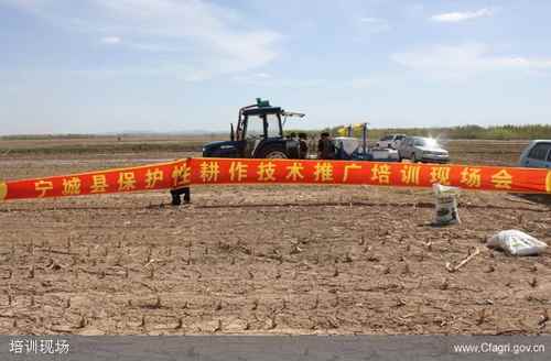 内蒙古赤峰市:宁城县农机推广站示范大型免耕播种机促春播