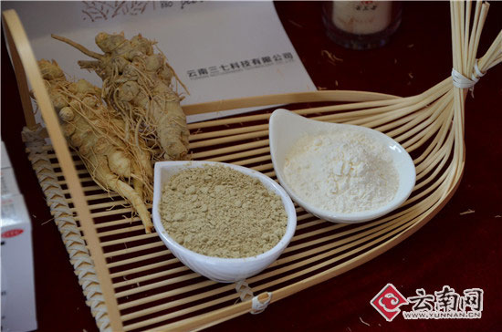 三七粉(左)与三七皂苷(右)