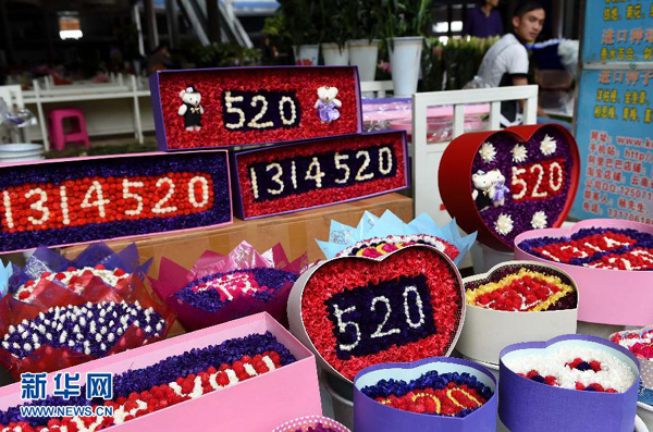 5ÔÂ20ÈÕ£¬ÔÆÄÏÊ¡À¥Ã÷Êж·ÄÏ»¨»ÜÊг¡ÄÚ°Ú·Å×Å×¼±¸³öÊ۵ĸ÷ÖÖÔìÐ͵ÄÌØÉ«ÏÊ»¨ÀñºÐ¡£