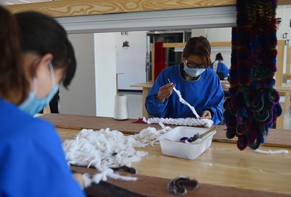 5��23�գ��ӱ������ݿ���ҵ��˾�Ĺ����ڼӹ���ë��Ʒ��