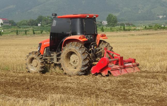 安徽怀宁县推广秸秆粉碎还田旋耕一体化技术