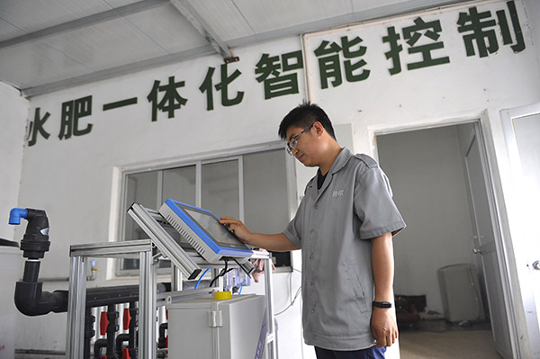 6��25�գ�������Ա����Է���⻷���򼽰�ȫũ��Ʒ��ҵ԰�ڲ鿴�ƹ�ȹ���ϵͳ��ʵʱ���ݡ�