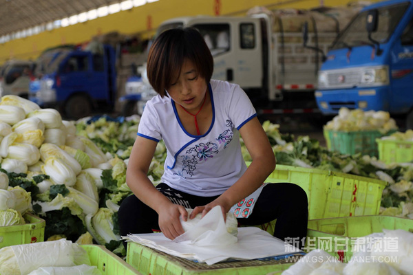 7��5�գ�����ʡ�������ڹ�Ӫ���߲˽����г�������Ա�ڰ�װ��ԭ�Ĳˡ�