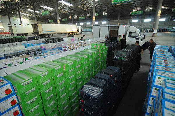 7月15日,在黑龙江省牡丹江市宁安市的国际物流中心,工作人员在搬运准备出口俄罗斯的蔬菜。