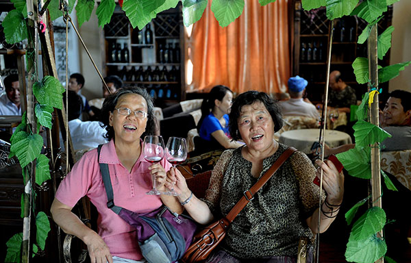 7��17�գ��ο������Ѿ�ׯ�����Ʒ�����Ѿơ�