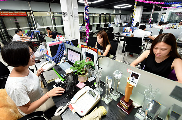 7月19日,在浙江义乌国际商贸城网商服务区,“聚宝网商”的企业员工为新注册电商企业提供产品销售运行服务。