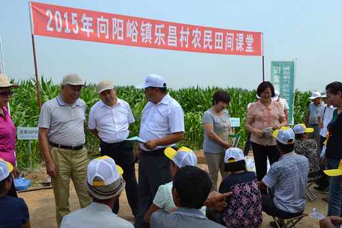 内蒙古呼伦贝尔市阿荣旗将农民科技培训课堂搬到田间地头