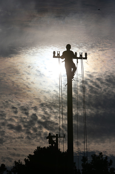 8月18日,国网蚌埠五河县供电公司在五河县小溪镇山马村进行农村电网升级改造。