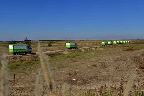 10月13日,平台配送食品蔬菜的车辆行驶在路上。