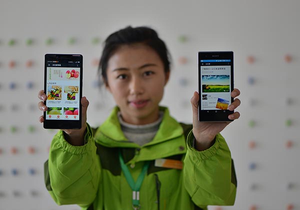 10月13日,平台工作人员展示手机客户端和微信公众平台上的产品订购情况。