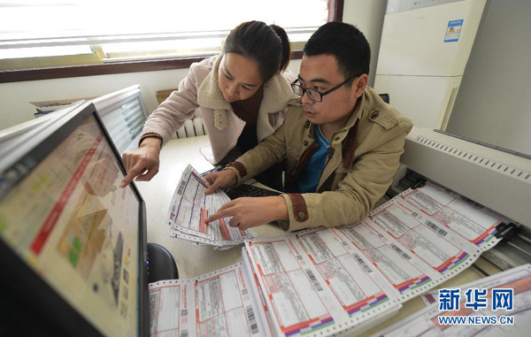 11月5日,山东省邹平县好生街道的佳佳恋厨业有限公司的网络销售人员在核对网络订购的产品情况。该公司自2013年7月开始从事电商经营,现在已经和河南、浙江多家专业电商公司合作进行互联网销售。