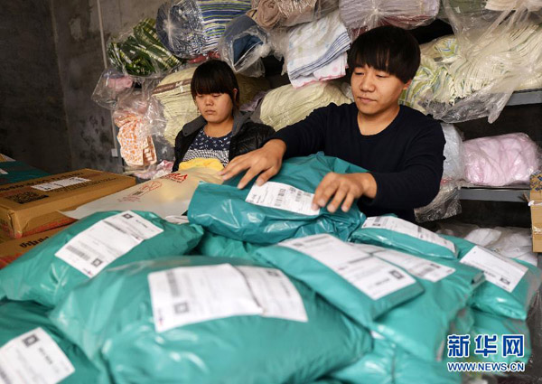 11月5日,山东省邹平县好生街道宗家村的一电商商家在给网络订户粘贴发货单。该商家从2008年8月开始做家纺电商业务,主要销售当地十余家家纺厂的产品,年销售额达500余万元。