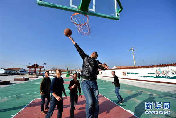 几名青年在乌兰哈拉嘎苏木的篮球场上打篮球(11月13日摄)。
