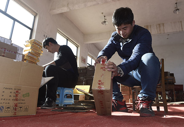 12月3日,沁县沁州黄小米有限公司的员工在对即将发货的小米进行打包。