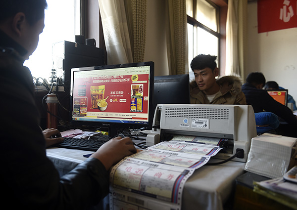 12月3日,沁县沁州黄小米有限公司的员工在网上销售小米。