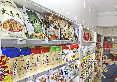 12月19日,一位市民在乌鲁木齐市一家新疆特色农产品专卖店选购干果,准备寄给内地的朋友。