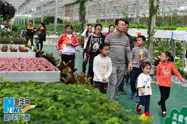 1��3�գ��ο����й��߿Ƽ�ũҵչʾ�ݡ������ַ硱 ���ⳡ��������