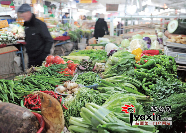 新疆乌鲁木齐加大疆外蔬菜采购量 蔬菜批发市场供应充足