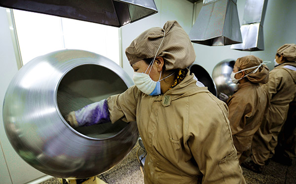 3月2日,西藏自治区藏医院门孜康制剂室内,制剂师在制作各类藏药。