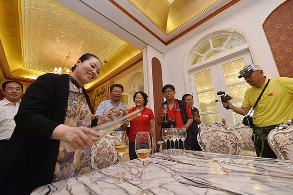 7月8日,在宁夏贺兰山东麓一家酒庄内,游客在品尝葡萄酒。