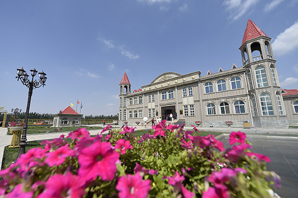 7月8日,在宁夏贺兰山东麓一家酒庄内,游客进入酒庄参观游玩。近年来,酒庄旅游正在兴起。