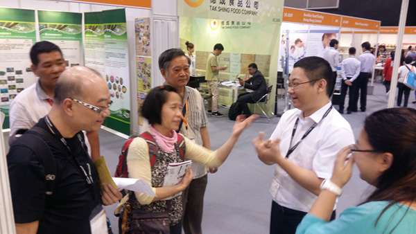 桂林企业代表向香港企业家宣传、推介桂林名优农产品