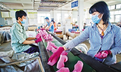 海口市云龙镇,“中国红”莲雾备受市场欢迎。