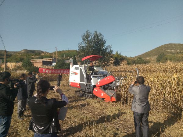 山西平定县:小杂粮(谷物)机械化收获实现零突破