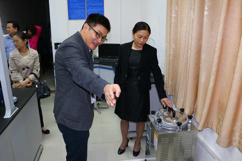 马士成院长向苏颖副市长介绍实验室设备