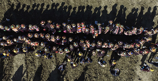 这是3月16日拍摄的门中岗村春耕仪式现场。