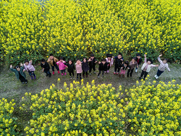 3月21日,塘栖镇卫家埭幼儿园的孩子们在乡村的油菜花地里参加春季民俗体验活动。