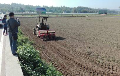 四川江安县推广高粱机播技术