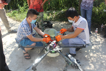 湖北房县使用农用植保无人机防治农作物病虫害