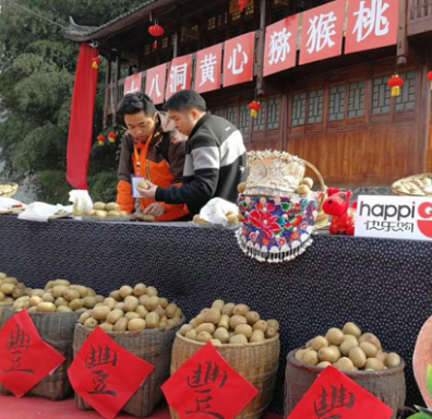 湖南花垣县十八洞精准扶贫结硕果 芒果生活一县一品完美收官