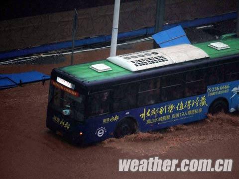 湖南郴州现短时强降雨 路面积水成河