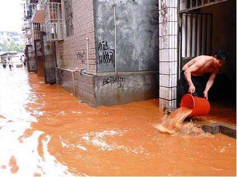 湖南郴州现短时强降雨 路面积水成河