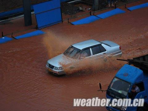 湖南郴州现短时强降雨 路面积水成河