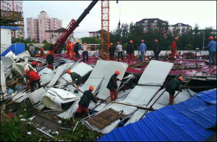 上海一工地临时建筑被风吹塌 导致1死4伤(图)