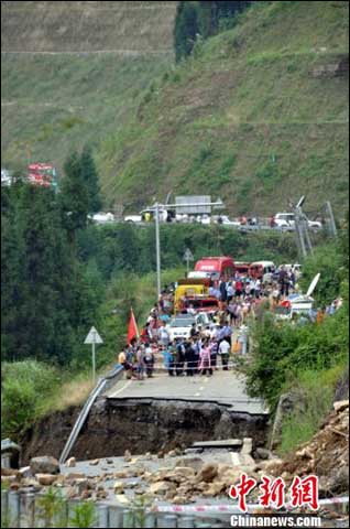四川彭州暴雨致3000民众受灾 仍有2人失踪(图)