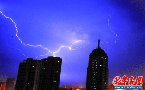 青岛深夜响雷 局部降下大暴雨