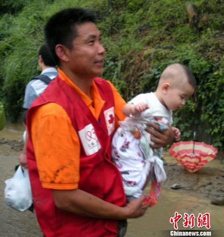 四川彭州遭暴雨袭击 万余游客被安全转移