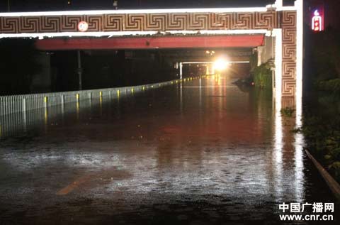 �ϲ�ҹ���Ⱪ��ͻϮ ������Ⱥ�ڰ�ȫת��