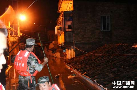 �ϲ�ҹ���Ⱪ��ͻϮ ������Ⱥ�ڰ�ȫת��