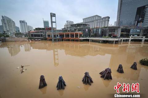 广西多地遭暴雨袭击 南宁内涝致工人受困